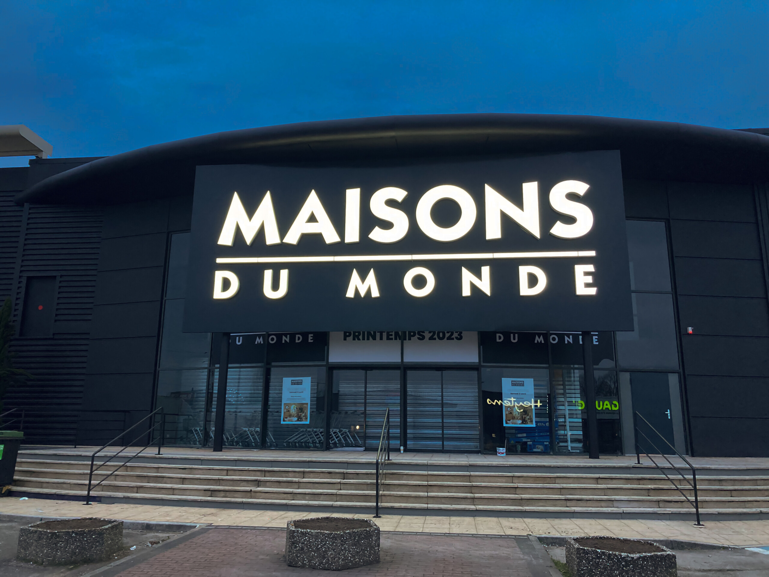 enseigne-sur-façade-maisons-du-monde