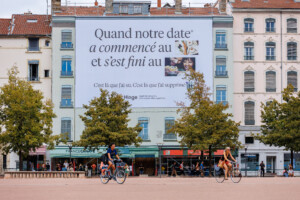 bache-publicitaire-Hinge-place-Bellecour-lyon