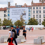 bache-publicitaire-Hinge-place-Bellecour-lyon