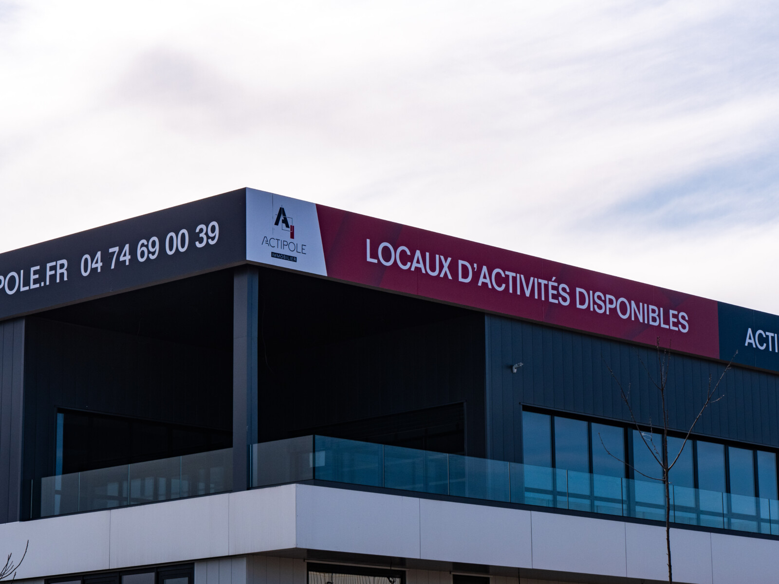 Adhésif-enseigne-solution-flexible-promotion-locaux-Actipole