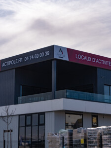 Adhésif-enseigne-solution-flexible-promotion-locaux-Actipole