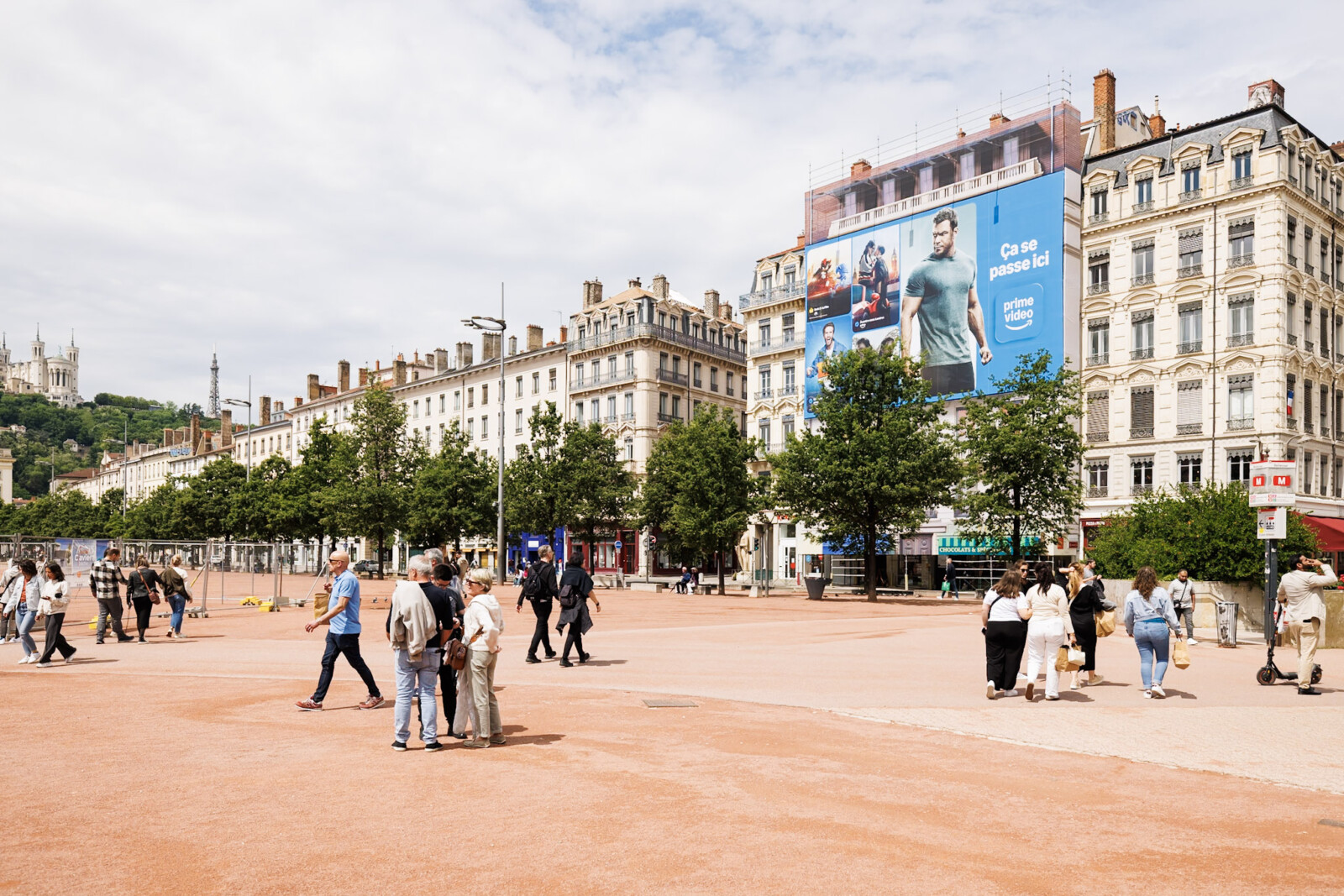 bache-publicitaire-personnalisee-xxl-amazon-prime-notoriete-lyon