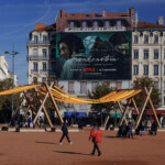 Publicité-grand-format-Lyon-toile-NETFLIX-Place-Bellecour