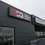 Enseigne lightbox vs lettres découpées – cas Centrale Auto en région lyonnaise