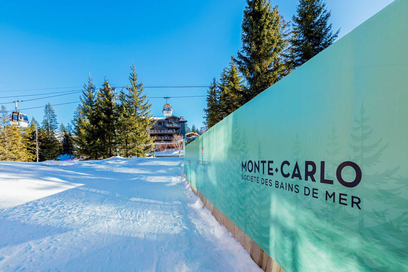 Camouflage de chantier à Courchevel 1850 – toile micro‑perforée LightAir