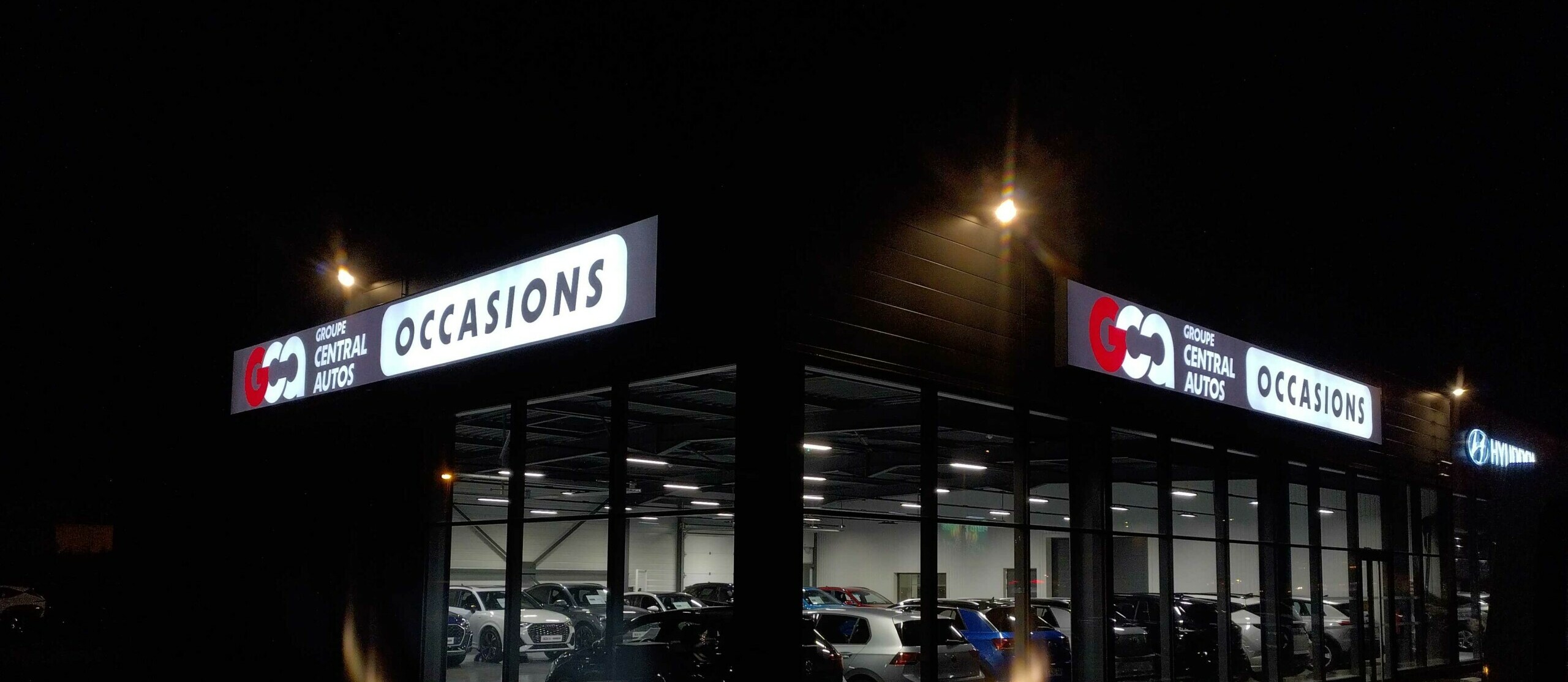 Enseigne lightbox vs lettres découpées – cas Centrale Auto en région lyonnaise