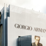Enveloppe de chantier Avenue Montaigne pour Giorgio Armani, façade intégrée et premium par LightAir