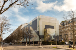 Enveloppe de chantier Avenue Montaigne pour Giorgio Armani, façade intégrée et premium par LightAir