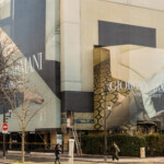 Enveloppe de chantier Avenue Montaigne pour Giorgio Armani, façade intégrée et premium par LightAir