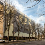 Enveloppe de chantier Avenue Montaigne pour Giorgio Armani, façade intégrée et premium par LightAir