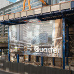 Toile tendue XXL plaquée aux poteaux centraux, câblage renforcé – sécurité au vent