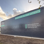 Déploiement multi-sites : façade arrière à Tourville avec lettrages découpés à la forme et panneaux d'enseigne 123 Pare-Brise.