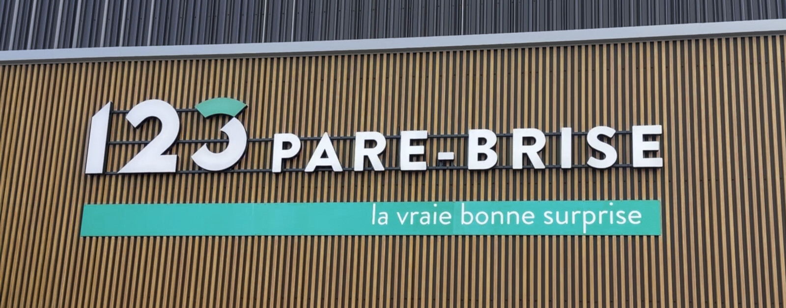 Déploiement multi-sites 123 Pare-Brise à Villabé : zoom sur enseigne traditionnelle en lettres lumineuses.
