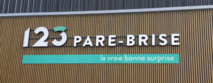 Déploiement multi-sites 123 Pare-Brise à Villabé : zoom sur enseigne traditionnelle en lettres lumineuses.