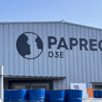 Vue de face de l'enseigne en lettrages découpés noire Paprec D3E fixée sur le bardage industriel du site de Cestas.