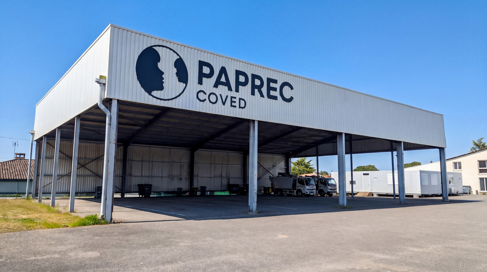 Vue de profil montrant la précision de la nouvelle enseigne en lettrages découpés sur le bâtiment industriel de Saint Pardoux.