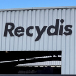 Zoom sur la nouvelle enseigne en lettrages découpés de la filiale Recydis, installée sur le site de Cestas.