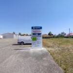 Totem de signalétique extérieure venant compléter le projet d'enseigne en lettrages découpés sur le parking du site de Saint Pardoux.