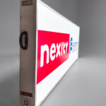 Vue de face sur fond gris de la LightBox Grue latérale conçue pour les promoteurs Nexity et Anahome à Vaulx-en-Velin.