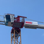 Vue globale de jour de la LightBox Grue latérale installée sur les équipements de levage du chantier de Vaulx-en-Velin.