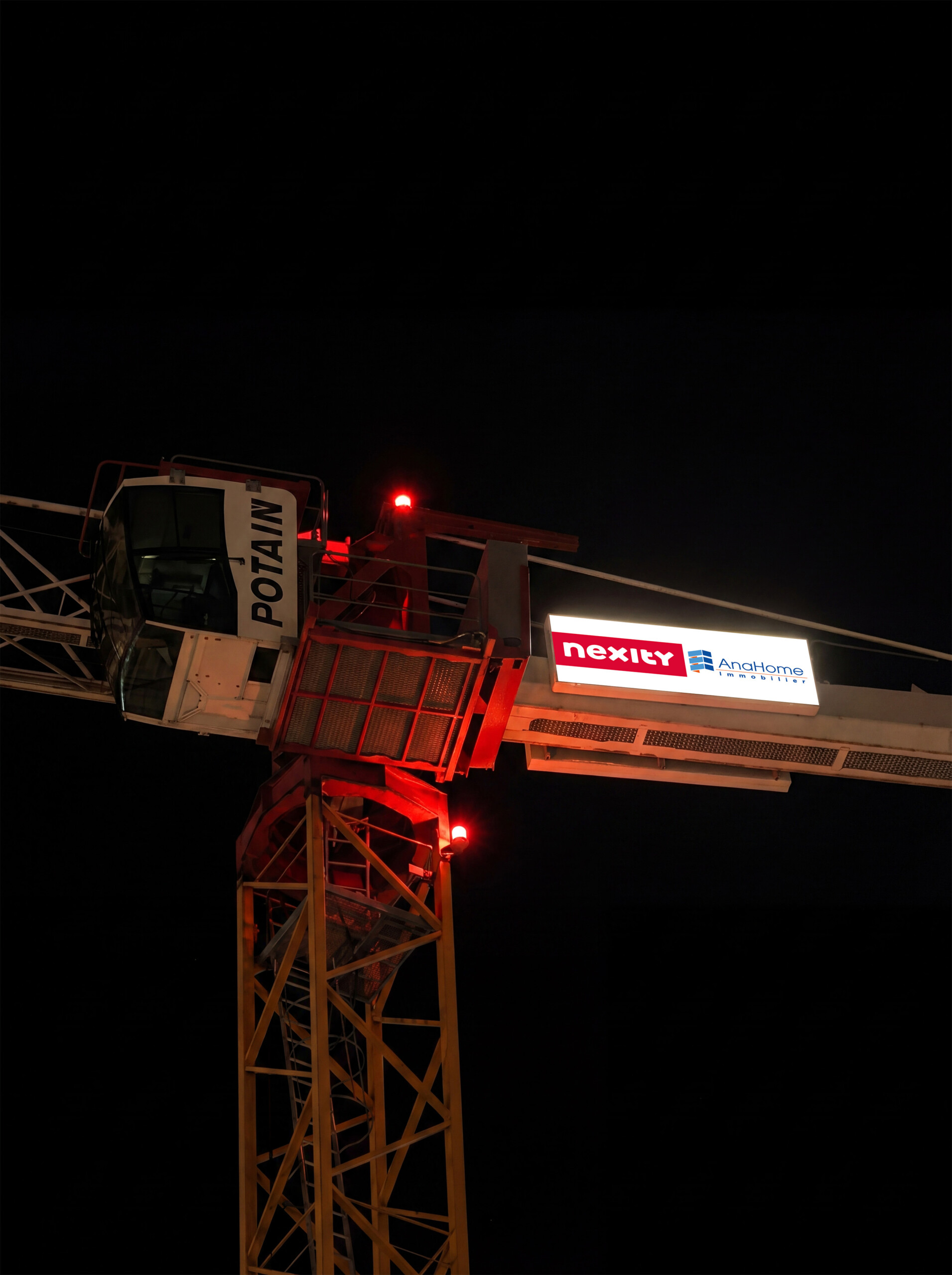Vue globale de nuit de la LightBox Grue latérale installée sur les équipements de levage du chantier de Vaulx-en-Velin.