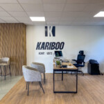 ignalétique extérieure et intérieure à Fleurieux : logo adhésif découpé Kariboo installé au-dessus du bureau d'accueil.