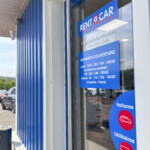 Détail de la vitrophanie sur la porte Rent A Car, élément de la signalétique extérieure et intérieure déployée à Fleurieux.