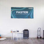 Cadre intérieur UltraSlimBox Easy avec toile tendue aux couleurs de la marque, complétant la signalétique du site industriel Newcleo à Chusclan.