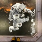 Adhésif sol trompe‑l’œil: astronaute en maintenance sur le vaisseau, rendu immersif