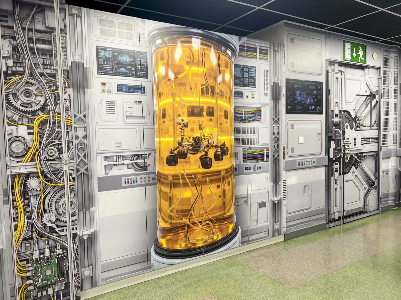 Avant/Après: porte grise métamorphosée en sas de vaisseau spatial par habillage adhésif avec décor de rover en construction