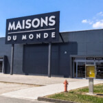 Vue large de la façade du magasin Maisons du Monde à Venise, habillée par un grand caisson lumineux LightBox sur-mesure.