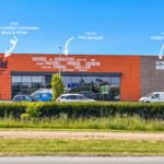 Vue globale de la façade avec logo en lettres boîtiers et lettrage PVC découpé à Vinzelles, illustrant le déploiement d'enseignes multi-sites des Boucheries André par LightAir.