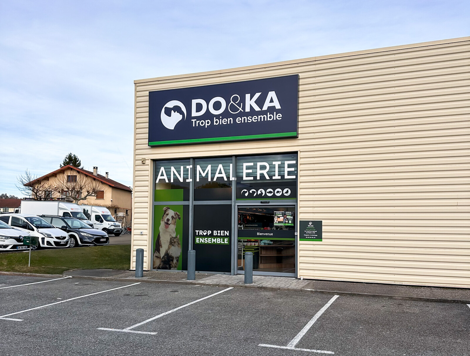 Vue globale de loin de l'enseigne LightBox, de la vitrophanie et du panneau extérieur du magasin DO&KA à Chatte.
