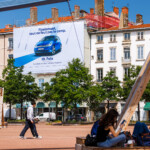 Vue rapprochée de jour du trompe-l'œil permettant de réduire la note de travaux de façade d'un bâtiment classé à Lyon.