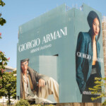 Plan rapproché sur le majestueux habillage de bâtiment affichant une photographie de mode géante Giorgio Armani, Paris avenue Montaigne.