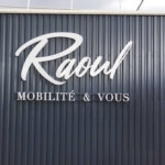 Signalétique extérieure et intérieure à Fleurieux : enseigne lumineuse Raoul Mobilités fixée sur la façade du bâtiment.