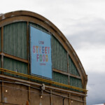 Installation de notre affichage événementiel sur mesure à Lyon avec une grande toile monumentale marquant l'entrée du festival.