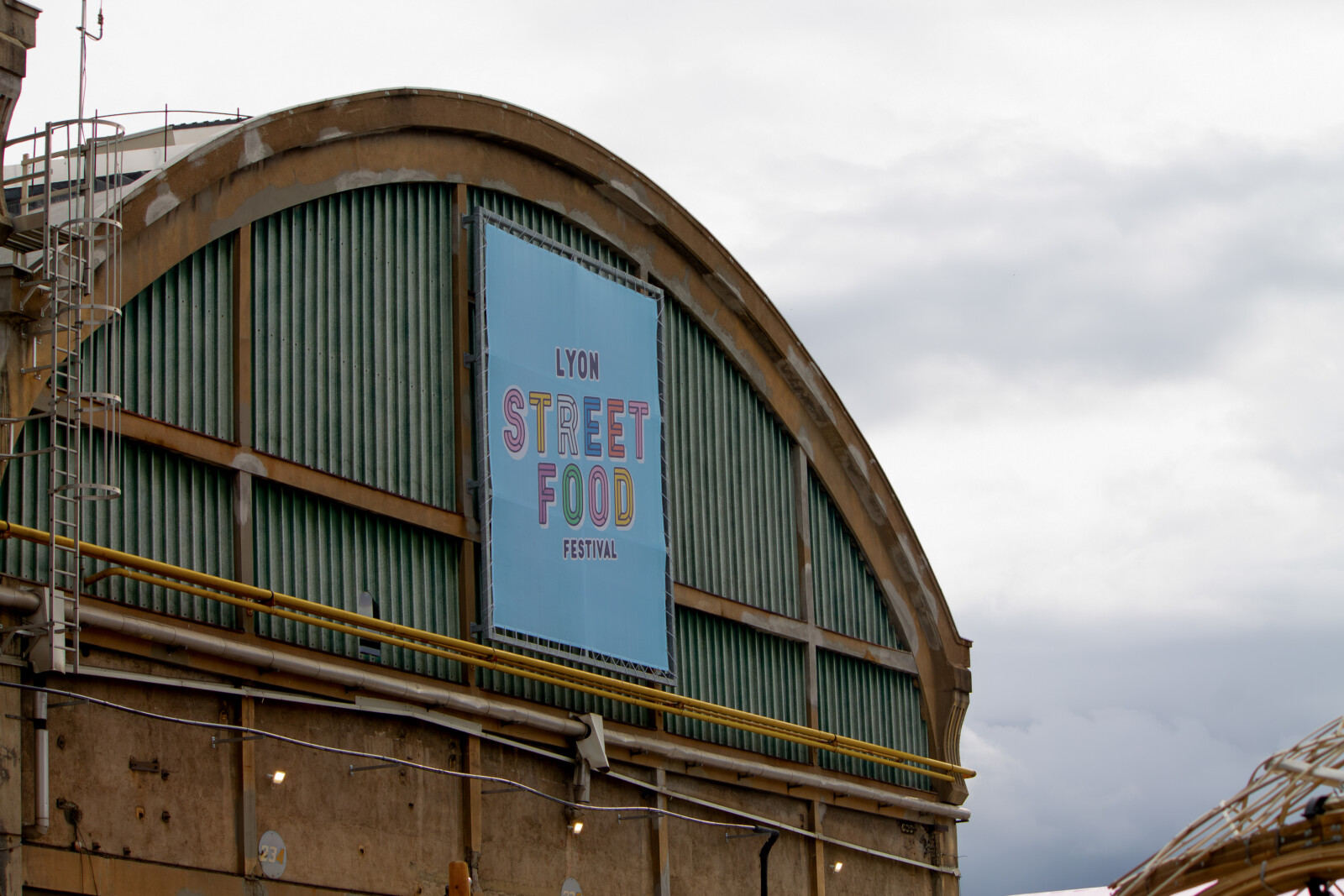 Installation de notre affichage événementiel sur mesure à Lyon avec une grande toile monumentale marquant l'entrée du festival.