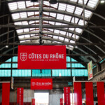 Panneau de signalétique directionnelle et informative guidant les visiteurs du festival, une solution d'affichage événementiel sur mesure à Lyon.