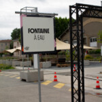 Panneau de signalétique directionnelle et informative guidant les visiteurs du festival, une solution d'affichage événementiel sur mesure à Lyon.