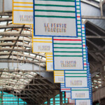 Toile tendue suspendue au plafond pour sublimer l'espace Le Festin Français grâce à notre affichage événementiel sur mesure à Lyon.