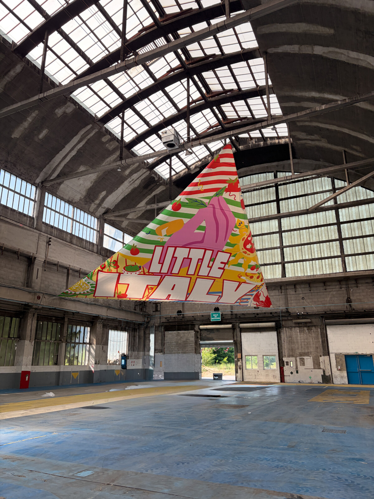 Détail de la toile imprimée thématisant l'espace Italie, une réalisation d'affichage événementiel sur mesure à Lyon.