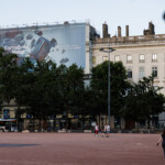 Affichage XXL Samsonite au 17 place Bellecour à Lyon - Deuxième vue de face de la toile publicitaire grand format