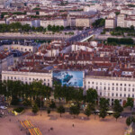 Affichage XXL Samsonite au 17 place Bellecour à Lyon - Vue drone du dispositif publicitaire en plein centre-ville