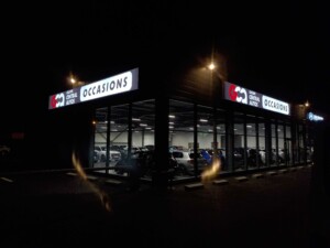 Enseigne LightBox lumineuse illuminée de nuit sur la façade du Groupe Central Autos