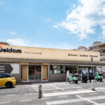 Deuxième vue de face de la façade rénovée en toile tendue Slimbox pour le point de vente Weldom de Nice
