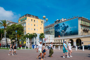 Publicité sur échafaudage à Nice – Deuxième vue générale de jour de la toile grand format Samsonite en façade du Palais Hongran avec décor trompe-l'œil
