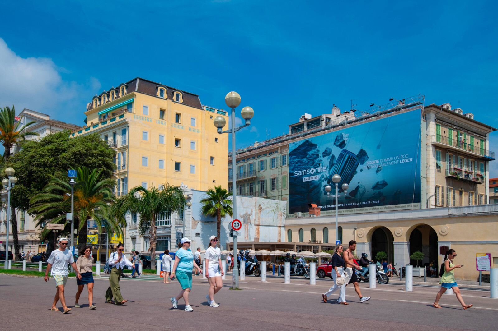Publicité sur échafaudage à Nice – Vue générale de jour de la toile Samsonite 24 × 14 m sur le Palais Hongran, trompe-l'œil architectural visible