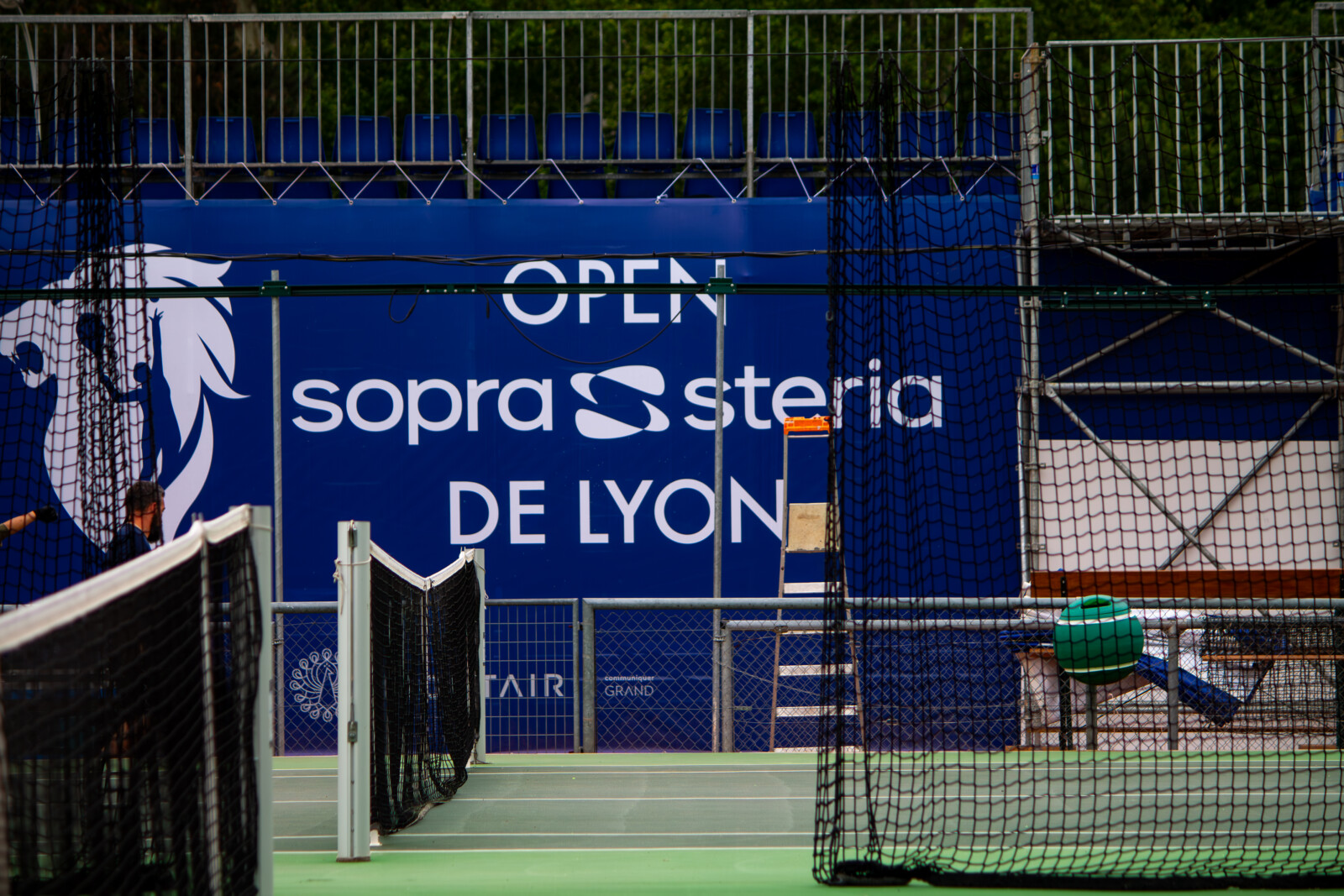 Habillage sur mesure des tribunes pour valoriser les partenaires de cet événement sportif au Tennis Club de Lyon.