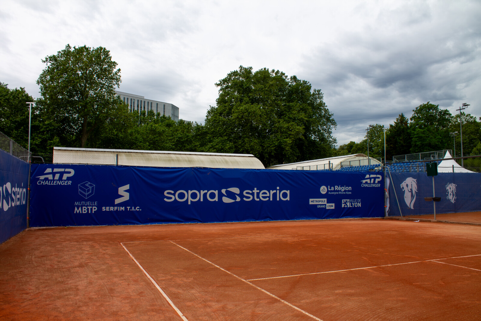 Toile tendue en fond de court posée par LightAir pour la signalétique de l'événement sportif Open Sopra Steria à Lyon.